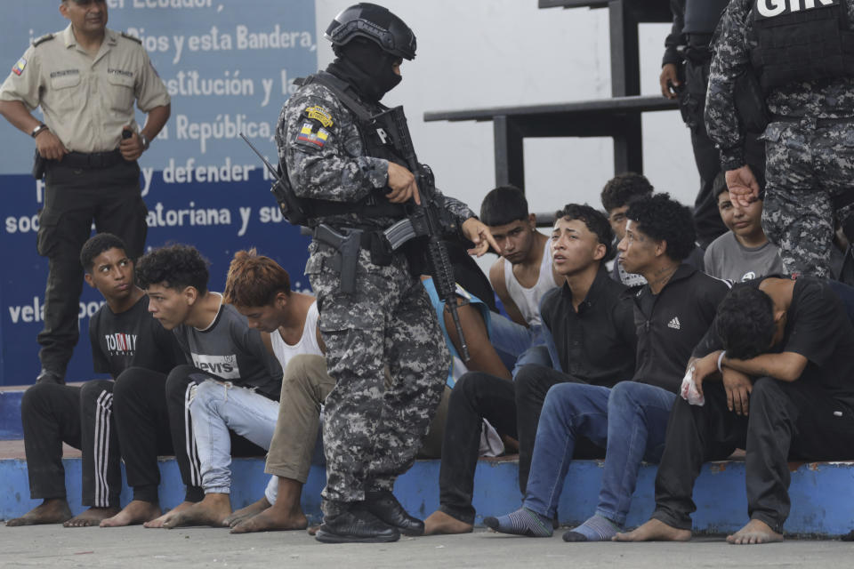 La policía presenta ante la prensa a los hombres a los que identifican como los atacantes del día anterior en el canal TC Televisión, en el cuartel modelo de la policía en Guayaquil, Ecuador, el miércoles 10 de enero de 2024. El asalto no dejó víctimas mortales el martes y las autoridades informaron de la detención de 13 personas que enfrentarán cargos por terrorismo. (AP Foto/César Muñoz)