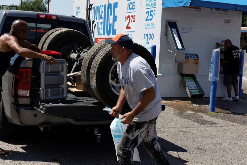 FILE PHOTO: Hot weather bakes north Texas