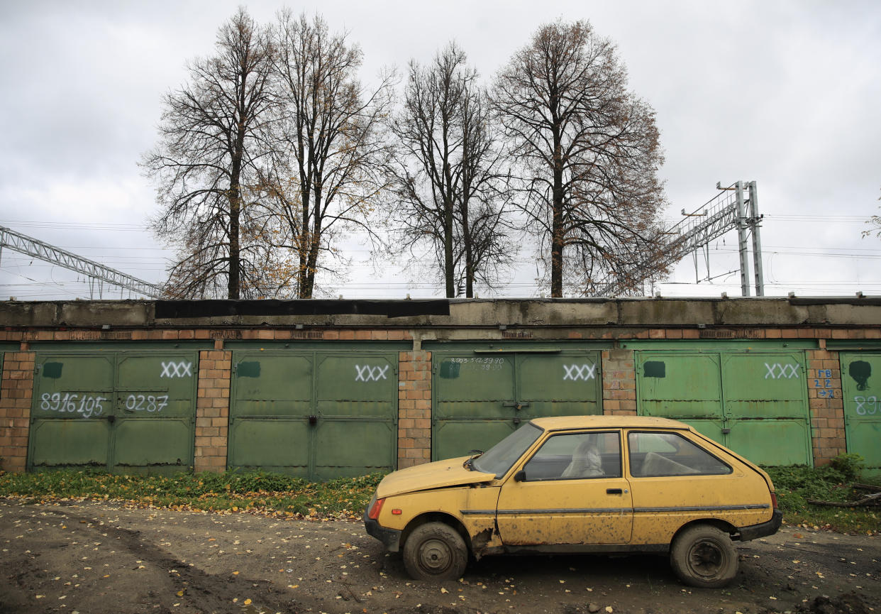 Ähnlich lädiert dürfte das 20 Jahre lang vermisste Auto eines Frankfurters ausgesehen haben. (Symbolbild: AP Photo/Pavel Golovkin)