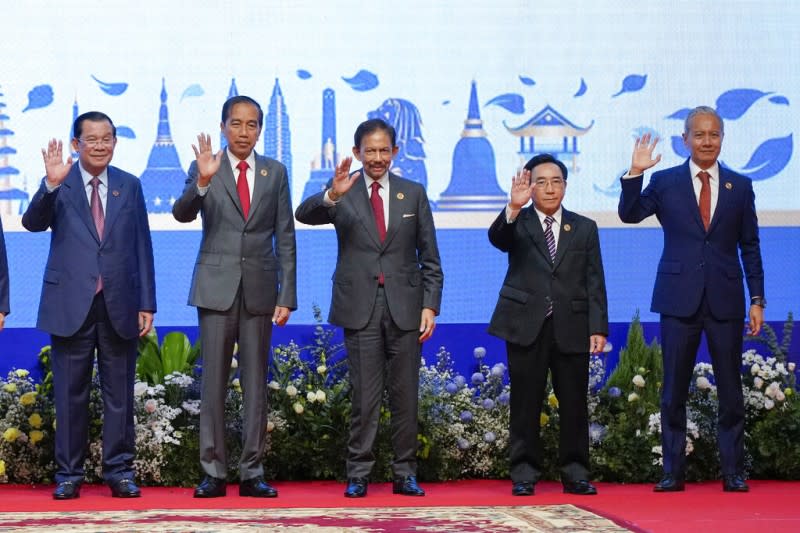 2022年東南亞國協（東盟）峰會11月11日起在柬埔寨金邊召開，左起為柬埔寨首相洪森、印尼總統佐科威、汶萊蘇丹博爾基亞、寮國總理維帕萬、馬來西亞下議院議長阿茲哈。（AP）