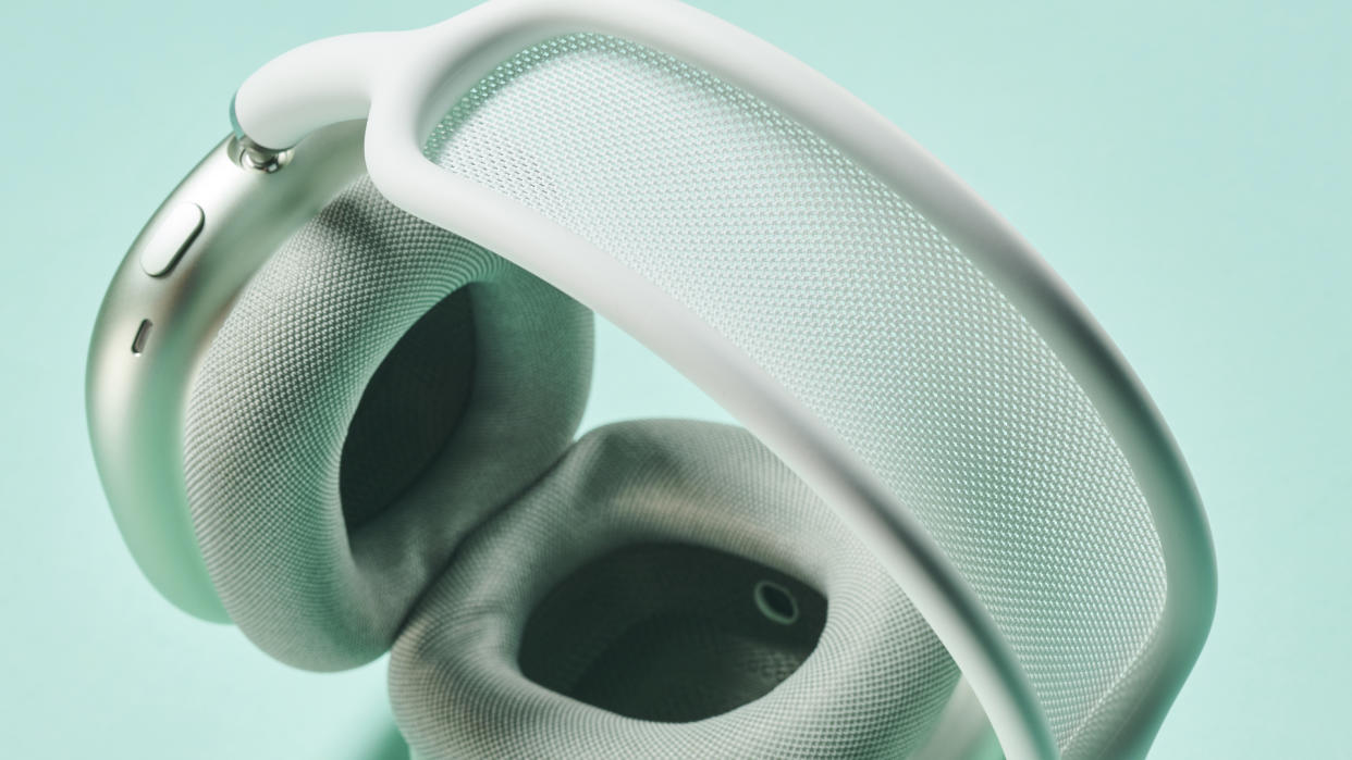  AirPods Max in green, shown from above, looking past the mesh headband to the earcups. 