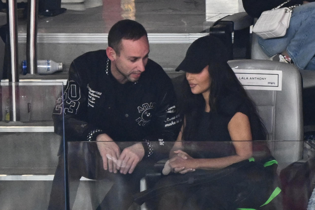 Kim Kardashian conversando con el empresario y CEO de Fanatics Michael Rubin en el Super Bowl LVIII. (Photo by Patrick T. Fallon / AFP) (Photo by PATRICK T. FALLON/AFP via Getty Images)