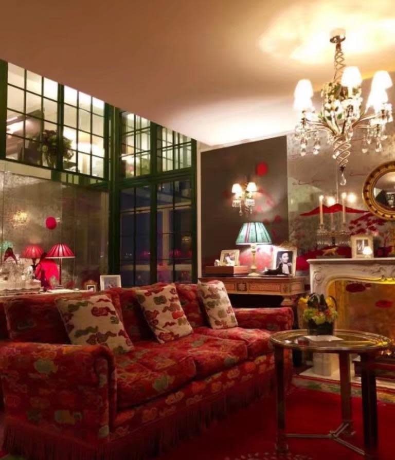 豪宅其中一間客廳以暗紅色沙發搭配歐式裝潢，甚有懷舊上海風情。（微博圖片）