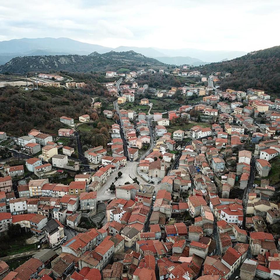 <p>Sin embargo, ese turismo no ha llegado al interior. Y eso que Ollolai se encuentra a apenas una hora de las mejores playas de la isla. Es la capital de la región histórica de Barbagia, en la provincia de Nuoro. (Foto: Instagram / @vitotoro76). </p>