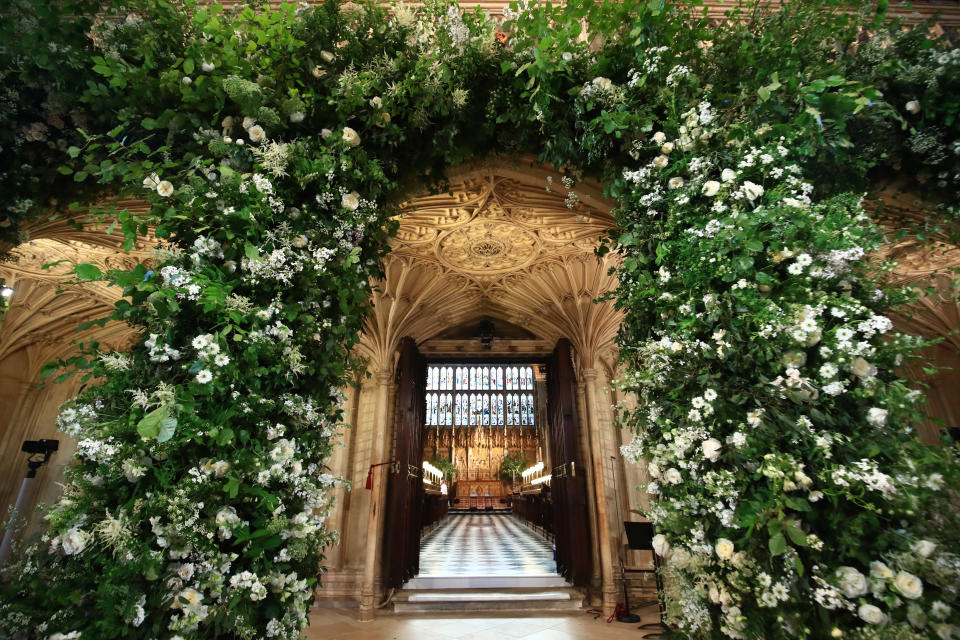 Der Eingang der St. George Kapelle ist über und über mit weißen Blumen geschmückt. (Bild: Danny Lawson – WPA Pool/Getty Images)Als Prinz Harry zwölf Jahre alt war, starb seine Mutter. Ein Schicksal, das die ganze Welt damals mit ihm teilte. Und das er bis heute durchleidet. Und doch soll Prinzessin Diana Teil seiner Hochzeit werden: durch die Blumendeko.