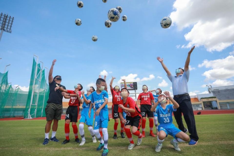 宜蘭運動公園複合式運動場在縣長林姿妙、教育部體育署參事葉丁鵬等人開球的見證下，廿九日正式啟用。（宜縣府提供）