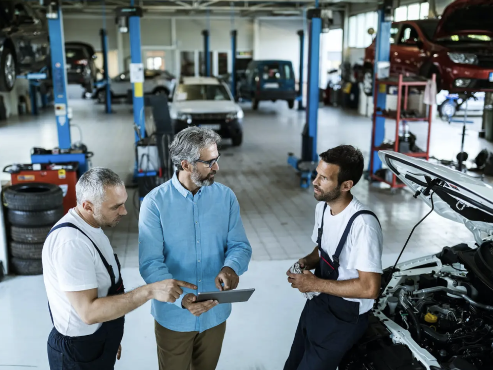 Tesla wirbt damit, dass seine Autos "keine Wartung mehr brauchen", dennoch gibt es einige Besonderheiten bei der Reparatur und Wartung eines Elektroautos. (Symbolbild). - Copyright: skynesher/Getty Images