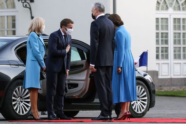 <p>Emmanuel et Brigitte Macron rencontrent le président lituanien Gitanas Nauseda et son épouse Diana Nausediene , au palais présidentiel de Vilnius, lundi. </p>