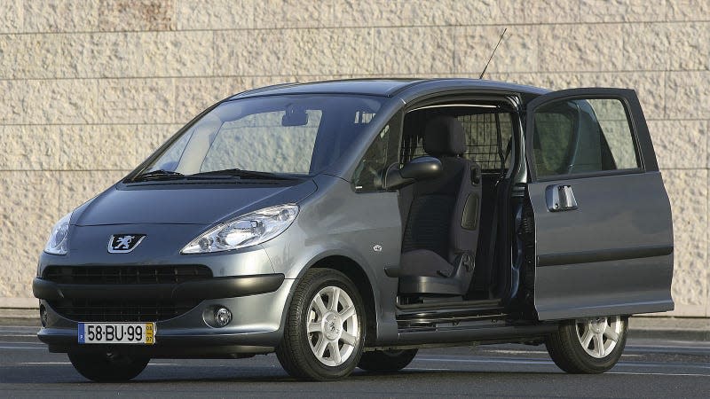 A photo of the Peugeot 1007 car with its sliding doors open. 