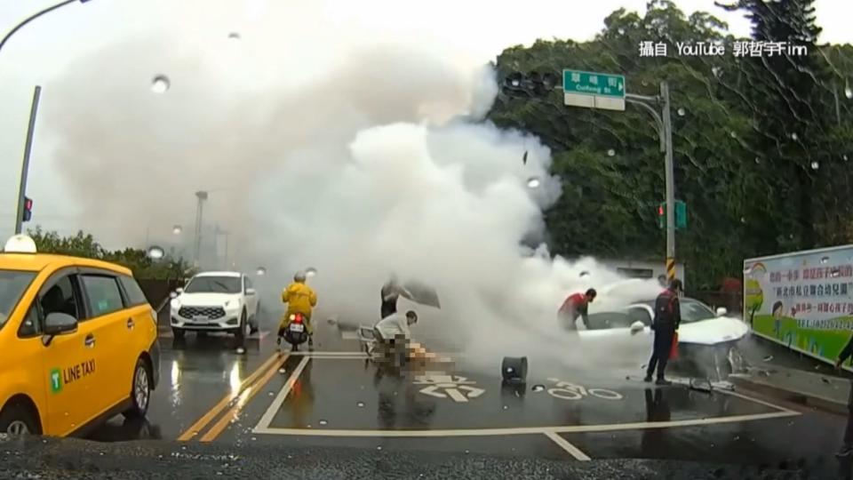 翁女閨蜜表示，黃男當下還想回車上拿東西。（圖／東森新聞）