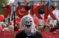 <p>A participant of the traditional May Day celebrations, organized by the Austrian Social Democrats, SPOE, and trade unions wearing a horror mask in Vienna, Austria, May 1, 2018. (Photo: Ronald Zak/AP) </p>