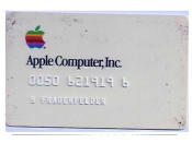 Weniger ist manchmal mehr! Diesen Eindruck vermittelt die Apple Credit Card, die lediglich mit einem regenbogenfarbenen Apfel besticht. (Bild-Copyright: Apple)