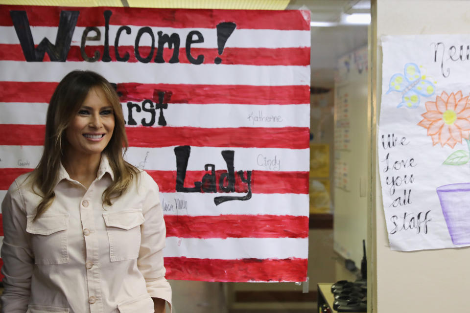 Ringt sich bei einem Besuch in einer Kinderunterbringungsstätte an der Grenze ein Lächeln ab: Melania Trump. (Bild: Getty Images)