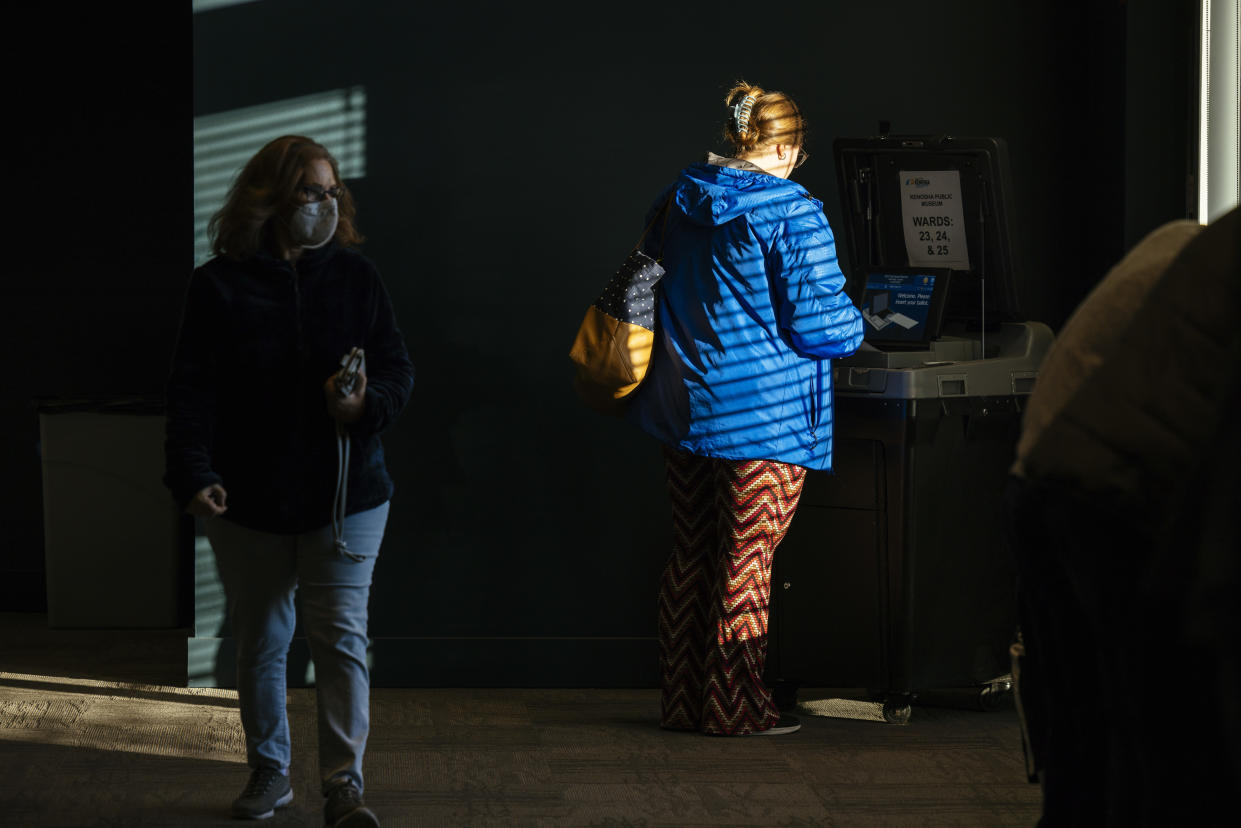 Los votantes esperan para emitir sus votos el día de la elección en un centro de votación en Kenosha, Wisconsin, el martes 8 de noviembre de 2022. (Taylor Glascock/The New York Times)