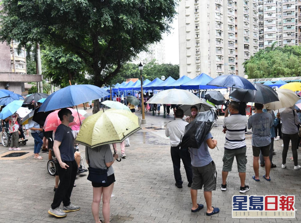 逸雅苑及新峰花園的居民冒雨排隊等檢測。