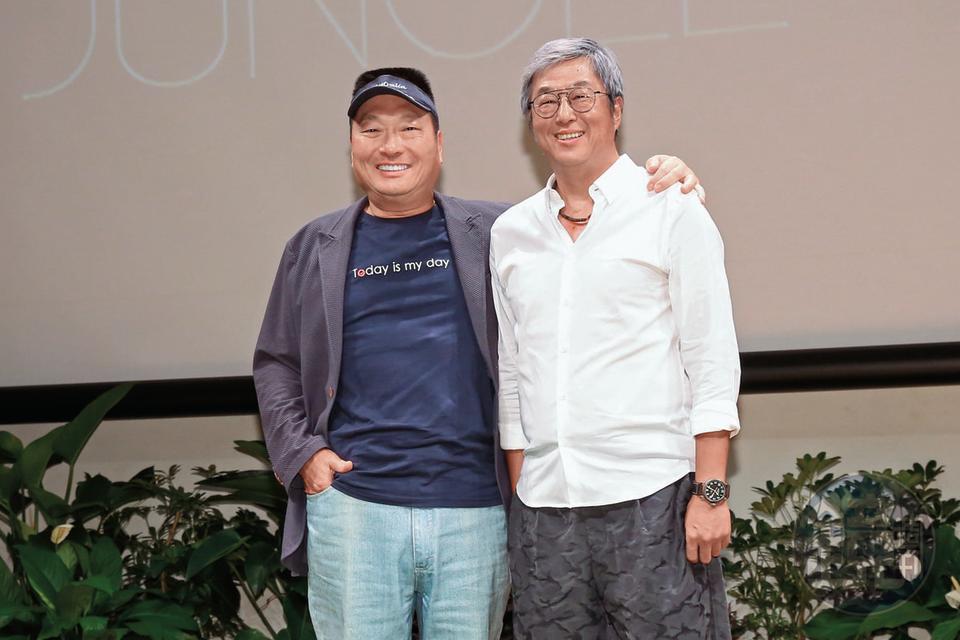 東森集團總裁王令麟（左）與綜藝界天王製作人王偉忠聯手促成《聲林之王》節目。