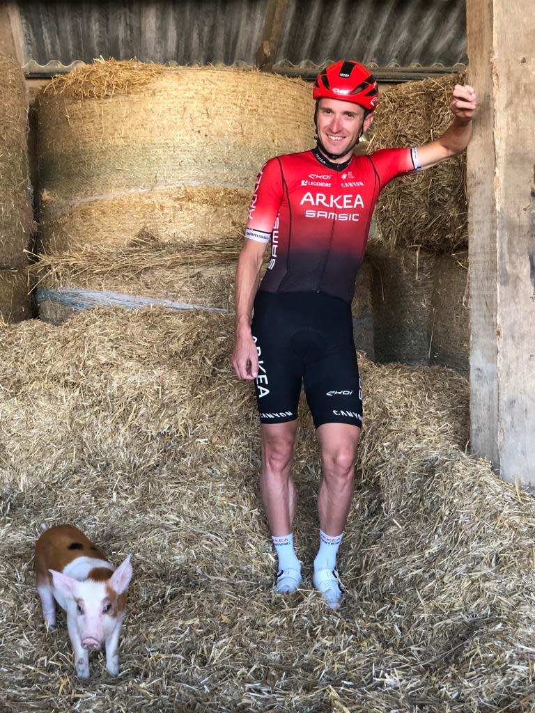 Laurent Pichon with his pig after the 2022 Tro-Bro Léon