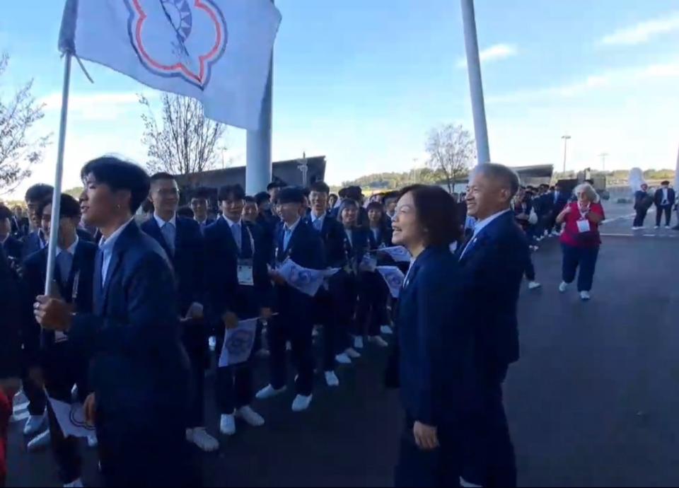 勞動部長何佩珊(右2)、勞動力發展署長蔡孟良(右1)於開幕前為我國國手加油打氣。勞動部提供