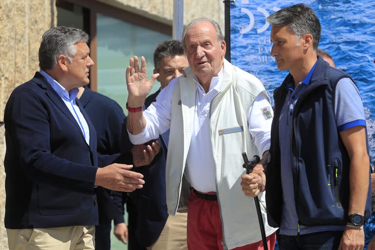 El ex rey Juan Carlos de España, en el centro, saluda antes de una recepción en un club náutico antes de un evento náutico en Sanxenxo, al noroeste de España, el viernes 20 de mayo de 2022.