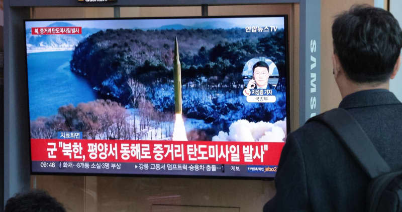 People watch a TV report about North Korea's ballistic missile launch at Seoul Station. According to South Korea's Joint Chiefs of Staff, a North Korean intermediate-range ballistic missile was fired from the Pyongyang region, traversing some 600 kilometers before hitting the waters of the East Sea. -/YNA/dpa