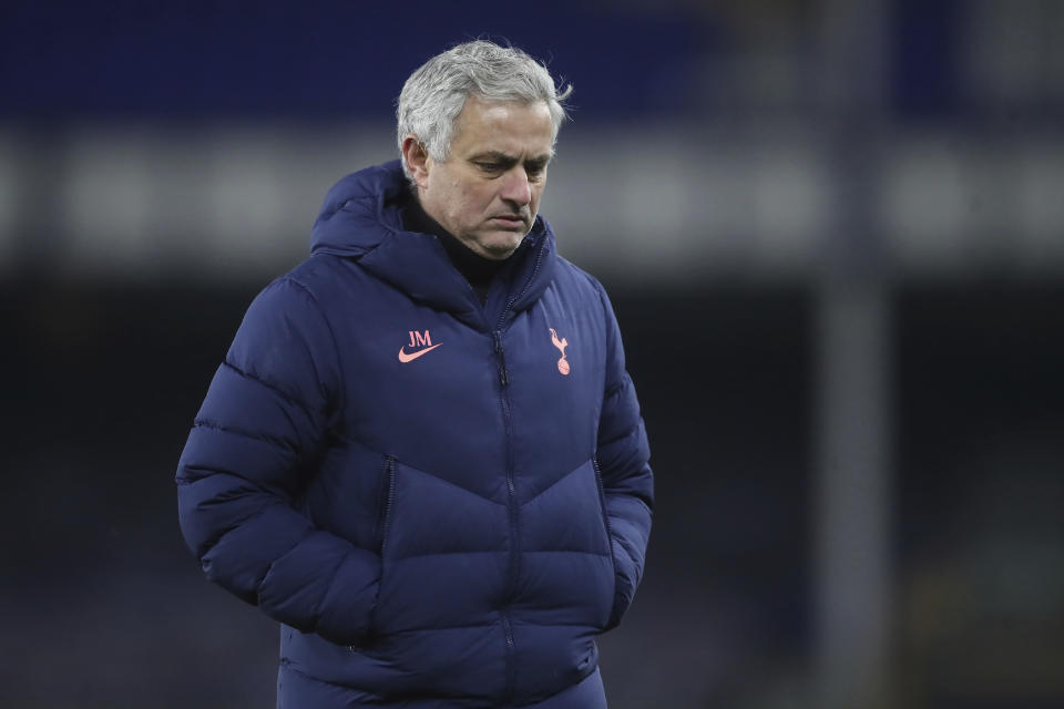 José Mourinho, técnico del Tottenham, se marcha de la cancha tras la derrota ante el Everton en la Copa de la FA, el miércoles 10 de febrero de 2021 (Martin Rickett/Pool via AP)