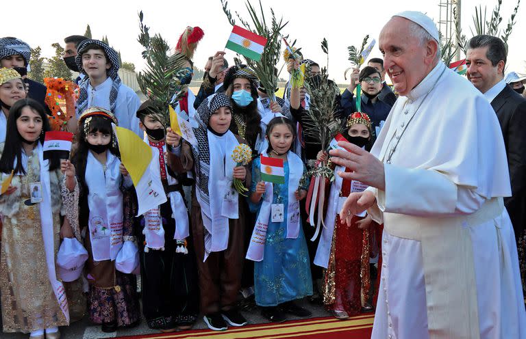 Francisco, acompañado por Masour Barzani, Primer Ministro del 9o gabinete del Gobierno Regional del Kurdistán, saluda a los jóvenes iraquíes vestidos con trajes tradicionales