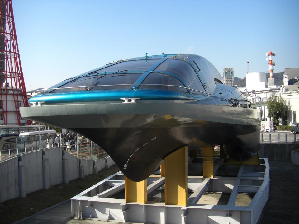 日本三菱重工於1991年推出世界首艘磁流推進的實驗船「大和一號」YAMATO-1。照片By Mugu-shisai - Own work, CC BY-SA 3.0