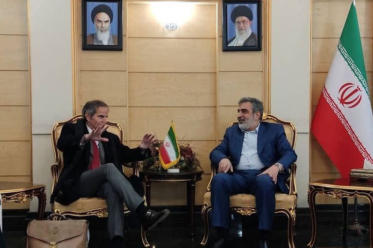 El argentino Rafael Grossi durante una reunión con el vocero del organismo nuclear iraní, Behrouz Kamalvandi, en Teherán