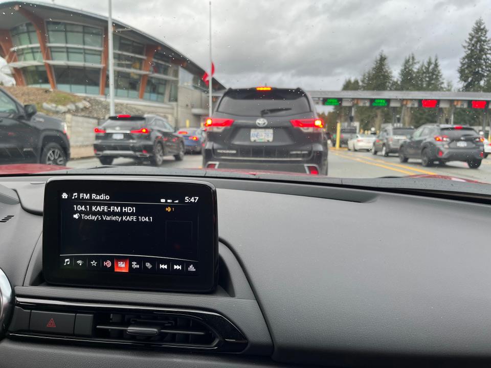 cars in line waiting at the canadian us boarder