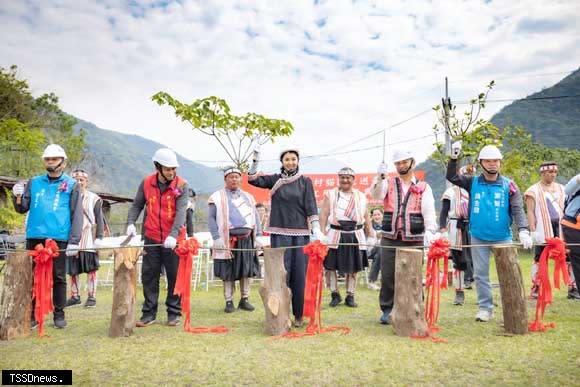 南投縣府新建「貓頭鷹送子景觀平台」，縣長許淑華及縣議員全文才、信義鄉長全志堅等出席貴賓，共同進行開工砍藤儀式。(記者蔡榮宗攝)