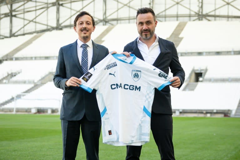 Roberto De Zerbi (R) signed a three-year contract to take over as Marseille boss last month (CLEMENT MAHOUDEAU)
