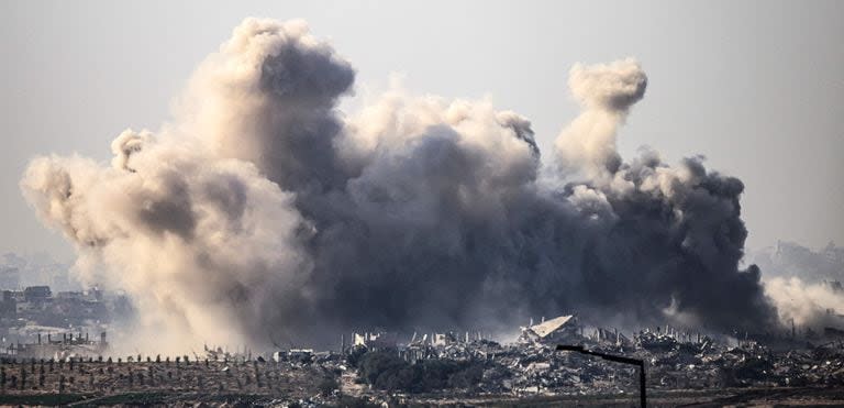 Esta fotografía tomada desde el sur de Israel, cerca de la frontera con la Franja de Gaza, muestra humo que se eleva desde los edificios después de ser alcanzados por ataques israelíes, después de que se reanudaran las batallas entre Israel y militantes de Hamas