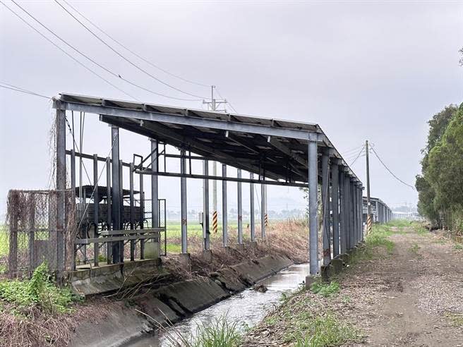 高雄市旗山廣福手巾寮往溪州大橋排水溝上太陽能光電面板於2022年底己搭建完成。（林雅惠攝）