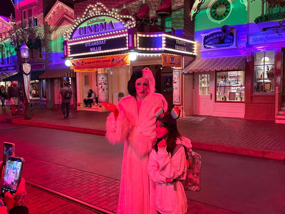 Cruella with a kid at disney world