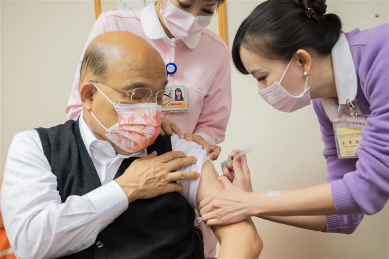 行政院長蘇貞昌6日施打第二劑疫苗，呼籲民眾接種提高疫苗覆蓋率。（圖／翻攝自蘇貞昌臉書）