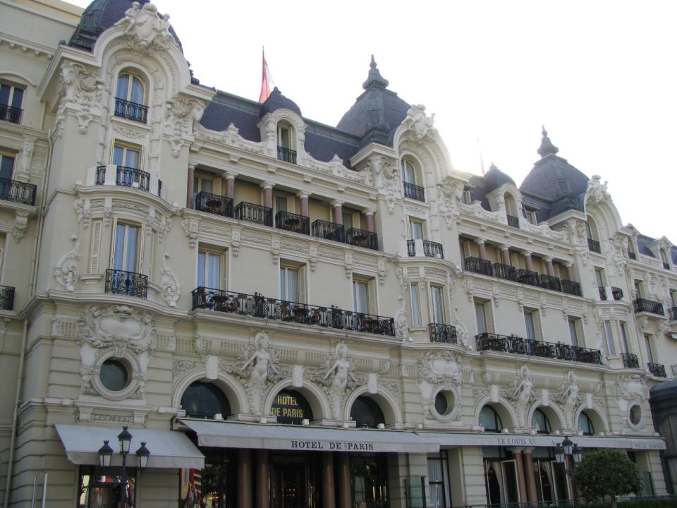 <p>Inaugurado en 1864 por el príncipe Carlos III de Mónaco, el Hotel de París es uno de los más lujosos y prestigiosos de Mónaco. Se ubica junto al Casino de Montecarlo y cuenta con 187 habitaciones, de las cuales 75 son suites, tres restaurantes, gimnasio o spa, entre otros lujos. (Foto: Wikimedia Commons). </p>