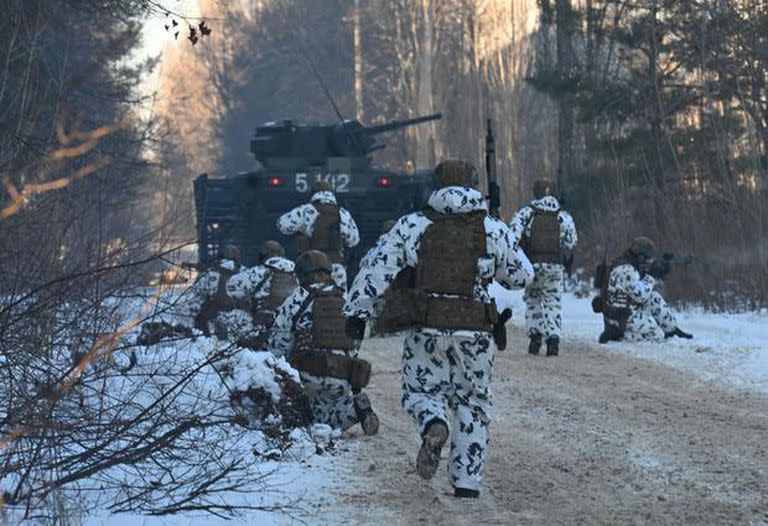 Militares de Ucrania participan en ejercicios tácticos y especiales conjuntos en la ciudad fantasma de Pripyat, cerca de la planta de energía nuclear de Chernóbil, el 4 de febrero de 2022.