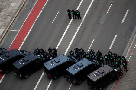 Police stand guard during demonstrations following the killing of a German man in Chemnitz, Germany September 1, 2018. REUTERS/Hannibal Hanschke