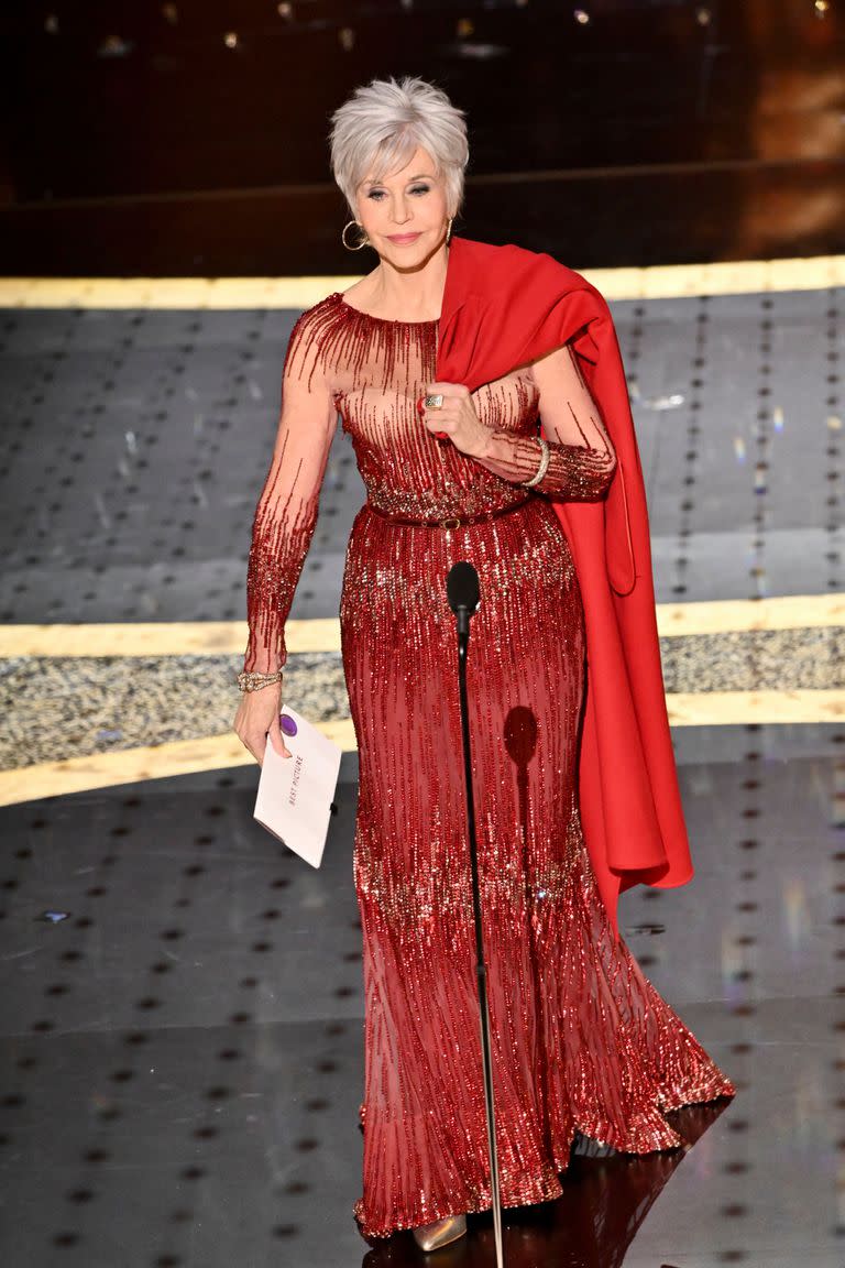 Jane Fonda decidió reciclar su Elie Saab para presentar un premio en la 92 ceremonia de entrega de los Premios Oscar que se realizó en el 2020, en Los Ángeles
