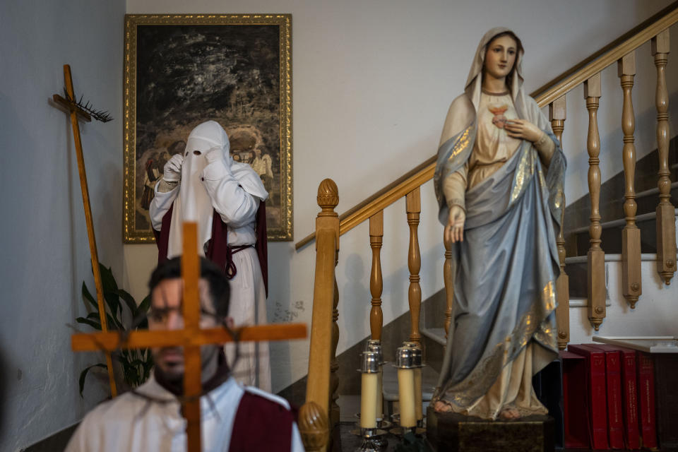 A member of the "Penitencia de los Apóstoles y Discípulos de Jesús" Catholic brotherhood prepare for a Holy Week procession in the southern city of Alcala la Real, Spain, Thursday, March 28, 2024. (AP Photo/Bernat Armangue)