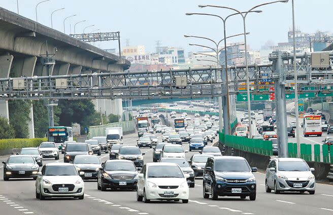 大年初四，大批出遊及北返車潮25日湧入高速公路。交通部長王國材鼓勵民眾多利用省道與快速道路避開壅塞國道。（范揚光攝）