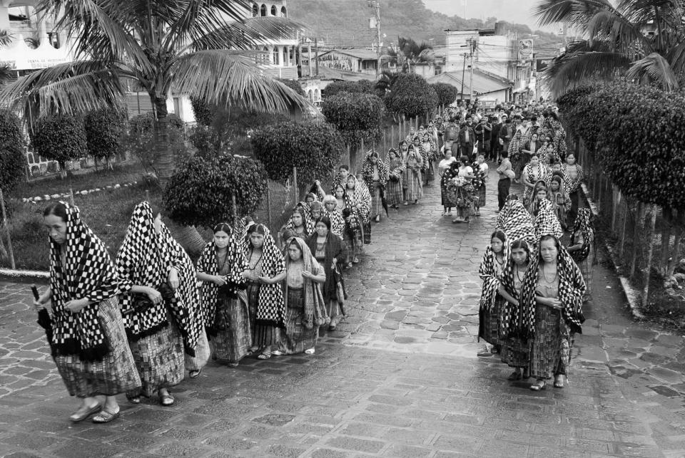 <p>Funeral procession, San Pedro, Guatemala. (Photograph by Fran Antmann) </p>