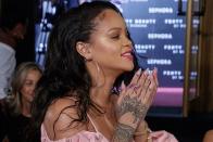 Rihanna hat mindestens zwei Dutzend Tattoos: Zum Beispiel dieses an Henna-Bemalungen erinnernde Tribal mit polynesischen Maori-Mustern. Am rechten Zeigefinger befindet sich zudem ein Shhhhh-Schriftzug. Neben einem Notenschlüssel, Stern, Totenkopf und weiteren Symbolen am ganzen Körper, hat sich Rihanna auch ... (Bild: Eduardo Parra/Getty Images)