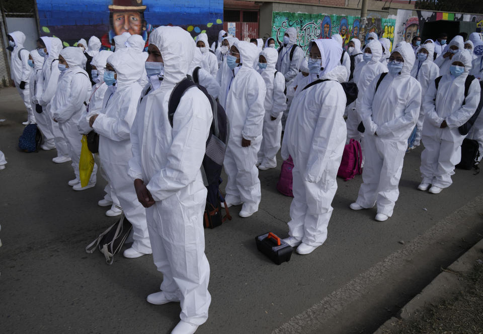 Trabajadores de la salud participan en una ceremonia de inicio de una campaña de vacunación puerta a puerta contra el COVID-19 en El Alto, Bolivia, el jueves 16 de septiembre de 2021. (AP Foto/Juan Karita)