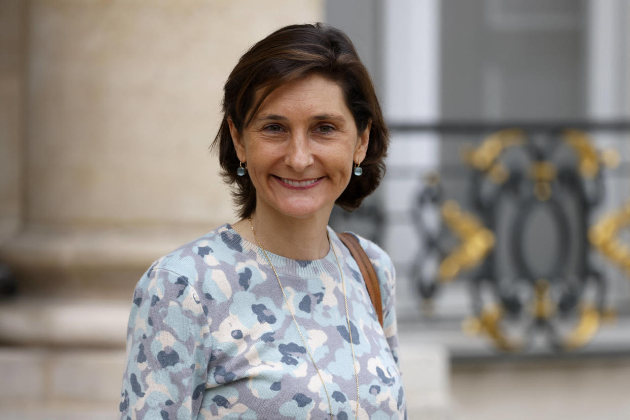 La ministre française des Sports et des Jeux olympiques, Amélie Oudea-Castera, quitte le Palais présidentiel de l’Élysée après la réunion hebdomadaire du cabinet, le 3 juillet 2024. 