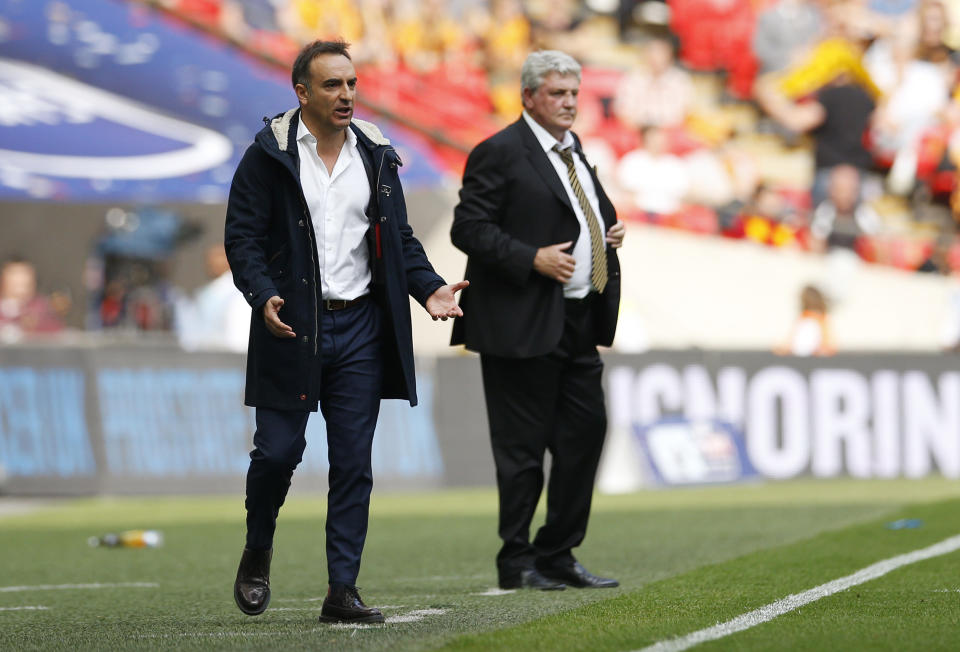 Britain Soccer Football - Hull City v Sheffield Wednesday - Sky Bet Football League Championship Play-Off Final - Wembley Stadium - 28/5/16 Hull City manager Steve Bruce and Sheffield Wednesday manager Carlos Carvalhal Action Images via Reuters / Andrew Couldridge Livepic EDITORIAL USE ONLY. No use with unauthorized audio, video, data, fixture lists, club/league logos or "live" services. Online in-match use limited to 45 images, no video emulation. No use in betting, games or single club/league/player publications. Please contact your account representative for further details.