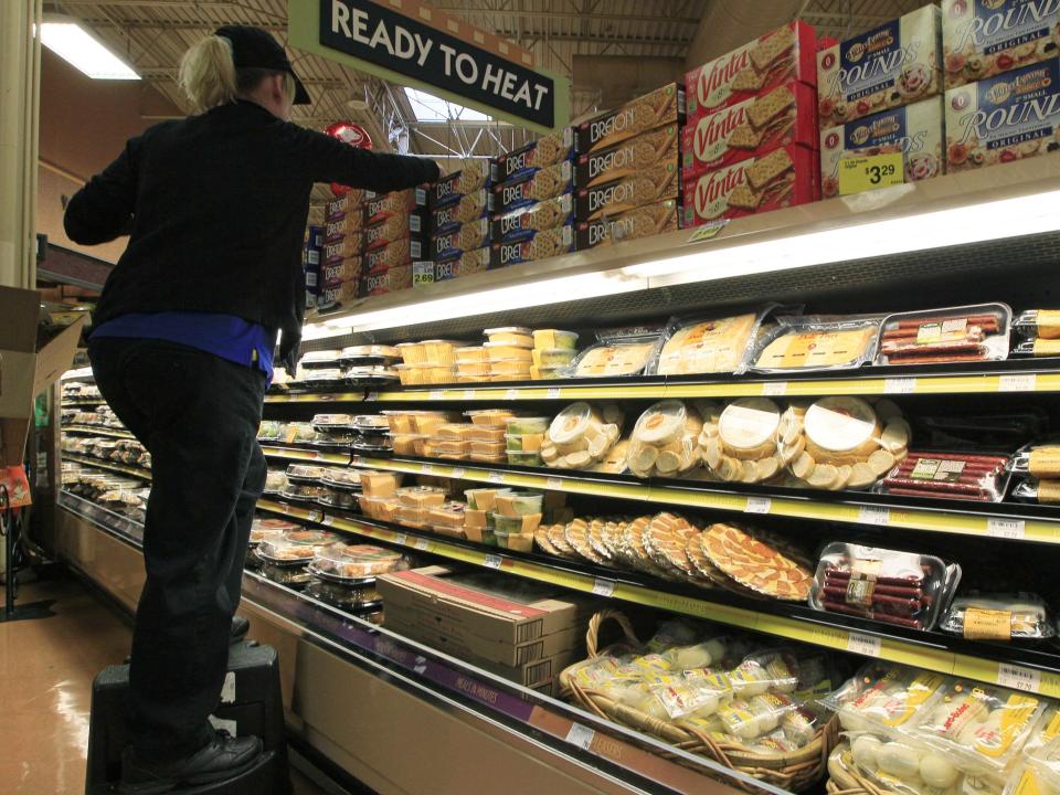 kroger vegetable grocery store worker