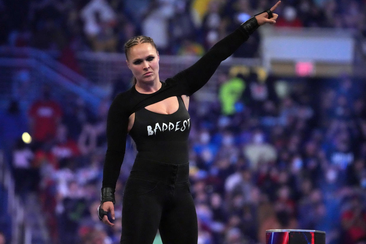 Ronda Rousey apunta hacia WrestleMania 38 luego de ganar el Royal Rumble 2022. (Joe Camporeale-USA TODAY Sports)