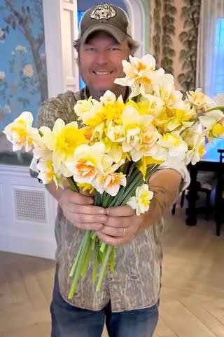 <p>Instagram/gwenstefani</p> Blake Shelton holds a bouquet of yellow blooms