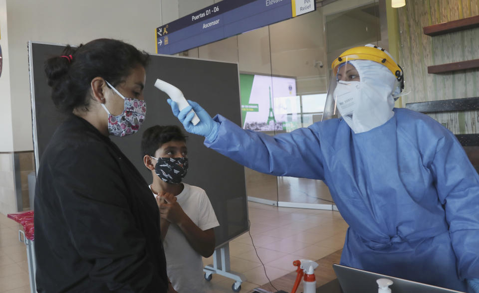 Tomar la temperatura es una de las medidas más rápidas y habituales para comprobar si una persona pudiera estar infectada con coronavirus. En la imagen, el aeropuerto Mariscal Sucre de Quito, Ecuador.  (AP Photo/Dolores Ochoa)